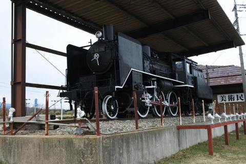 向かいの公園に保存されているC56形蒸気機関車