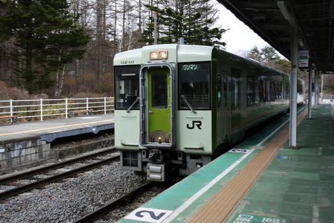 小淵沢行きの列車が到着