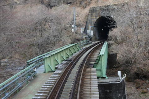 トンネルを抜けて鉄橋を渡ったところ