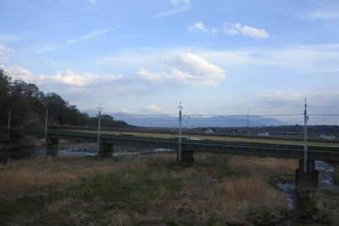 鉄橋の向こうに富士山が