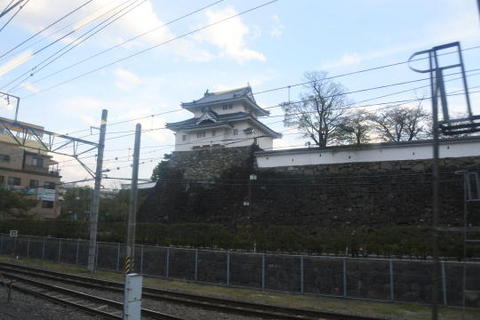 駅を出発してすぐに見える甲府城の櫓