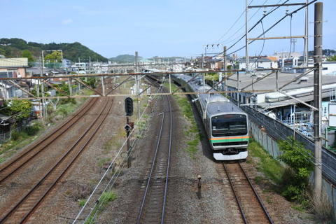 二宮駅を発車する下りの普通列車