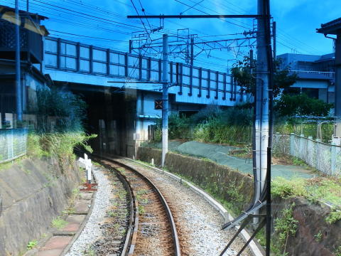 東海道線・新幹線の線路の下を潜り抜ける