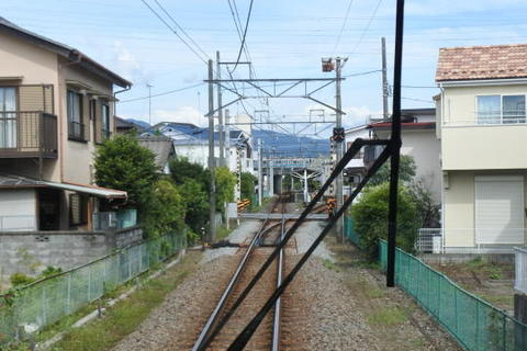 駅ホームの向こうに小田急線が見える