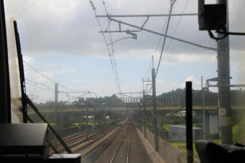 京成線側の信号所を通過