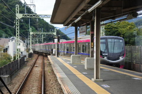 高尾駅でMt.TAKAO号の回送列車とすれ違い