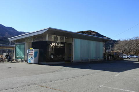 シンプルな造りの鳥沢駅の駅舎