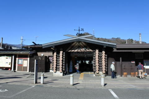 JR大月駅の駅舎は山小屋風