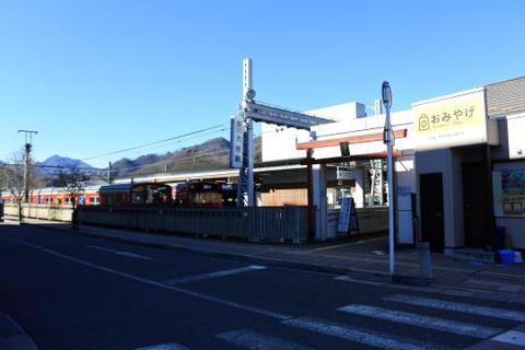 すぐ隣に富士急行線の駅舎がある