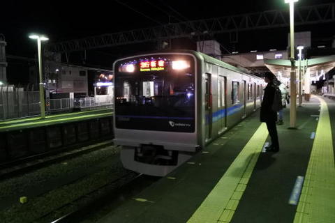 新宿行きの急行電車が到着