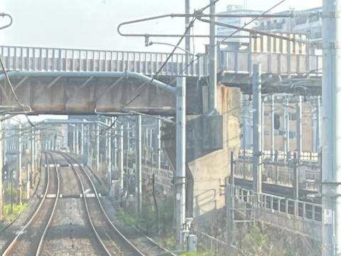 京成本線の高架と交差
