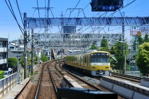 京急の黄色い電車とすれ違い