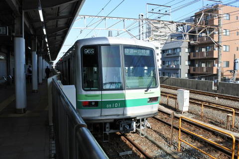 0番線に停車している綾瀬支線の電車に乗り換え