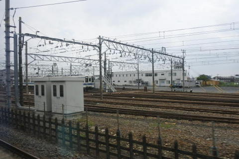 新栃木の車両基地の横を通過
