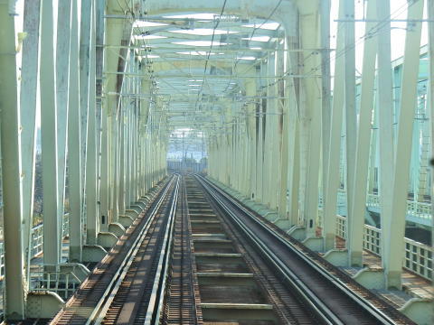 江戸川の鉄橋を渡る