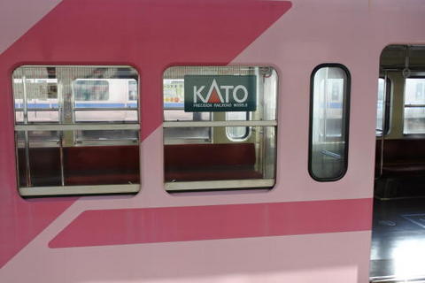 鉄道模型メーカーのKATOの広告がある