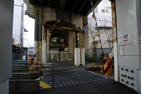 踏切の先がJR新松戸駅