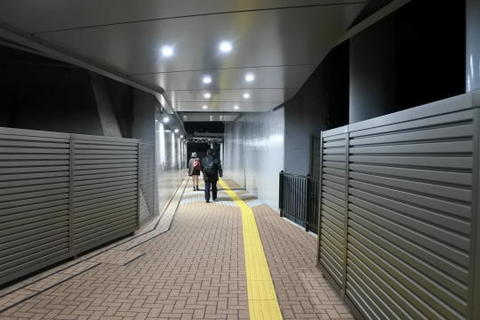 新幹線高架の下を通る