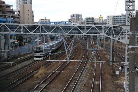 通過する横須賀線の電車