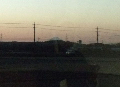 遠くに富士山のシルエット