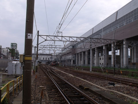 写真右側の高架が新幹線ホーム