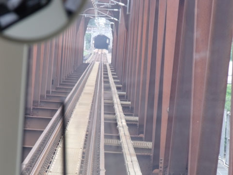 信濃川橋梁を通過
